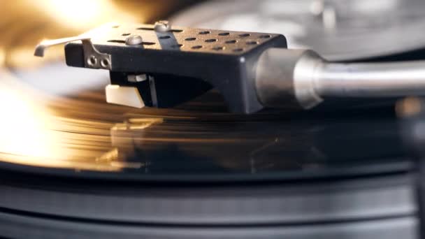 Ο παίκτης βινυλίου δουλεύει με ένα δίσκο, παίζοντας μουσική. — Αρχείο Βίντεο