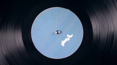 Vinil tabağı bir vintage müzik çalar üzerinde döner.