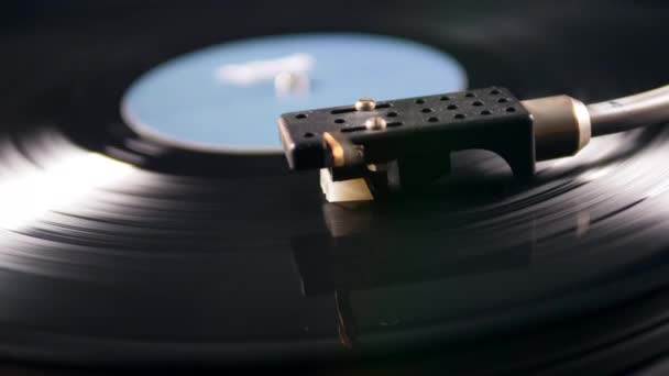 Η συσκευή αναπαραγωγής μουσικής γυρίζει ένα δίσκο βινυλίου ενώ μια βελόνα το ξύνει. — Αρχείο Βίντεο
