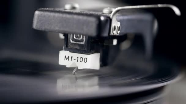 Een retro grammofoon speelt muziek van een vinylplaat. — Stockvideo
