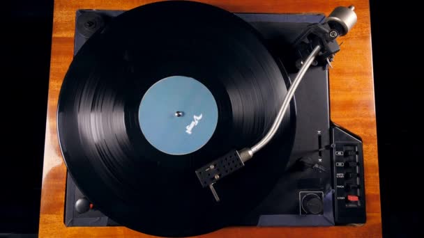 Zwarte schotel draait op een vinyl speler met naald. — Stockvideo