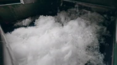 Polyester kumaş metal bir rulo ile bir çizgi üzerinde hareket.