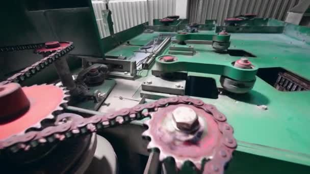 Versnellingen bewegen op een machine terwijl het werkt. — Stockvideo