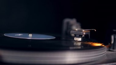 Bir vinil oynatıcı çalışmayı durdurur, iğne yirmeyi bırakır.