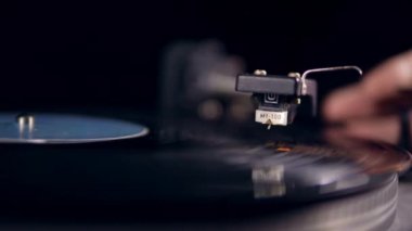 Çalışan müzik çalar siyah vinil kayıt döndürür.