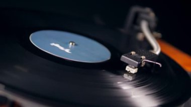 Vintage vinil oyuncu metal bir iğne ile çalışır.