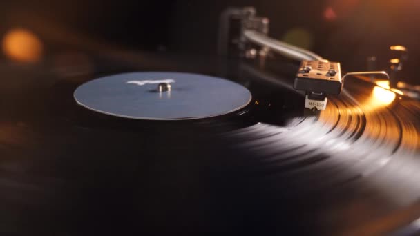 Disco giratorio de vinilo rayado con una aguja de metal en un gramófono . — Vídeo de stock