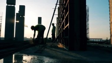 Üzerinde erkek işçiler inanarak sunset şantiyesi