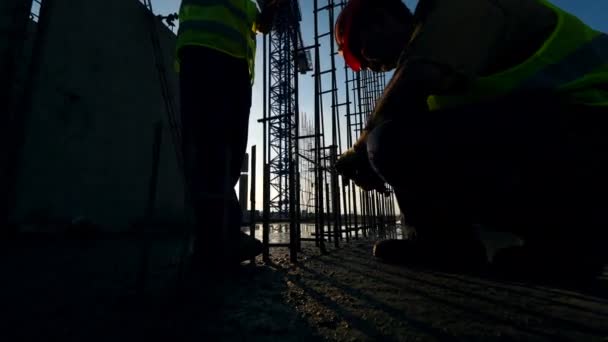 Stavební mrtvoly jsou sestaveny stavebními pracovníky — Stock video