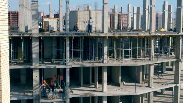 Snabb rörelse av män som arbetar i byggnaden under uppbyggnad — Stockvideo