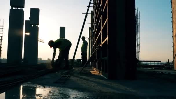 Sunset Building site met mannelijke werknemers op het — Stockvideo