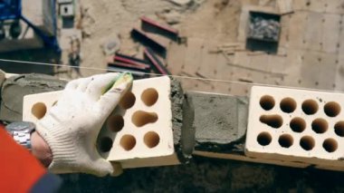 Beton tuğlalar bir araya getiriliyor.
