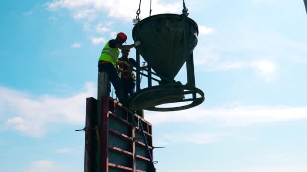 Cistern está derramando concreto sob controle de trabalhadores da construção — Vídeo de Stock