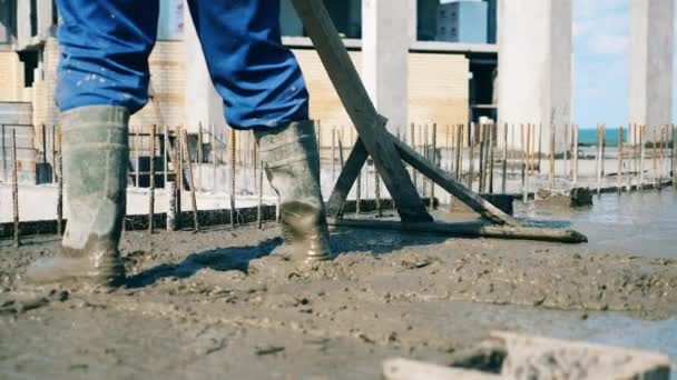 El cemento fresco está siendo nivelado por el trabajador — Vídeos de Stock