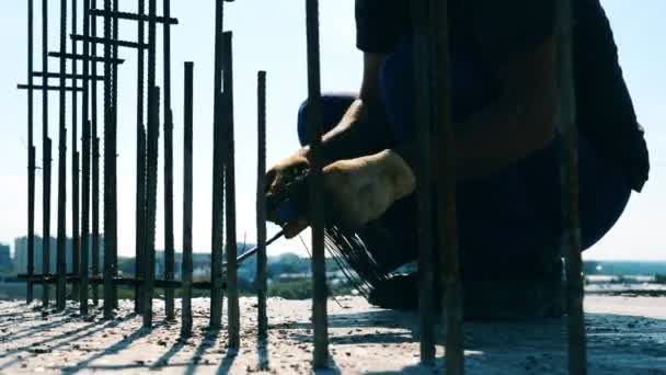 Les filaires s'enroulent autour de la carcasse métallique — Video