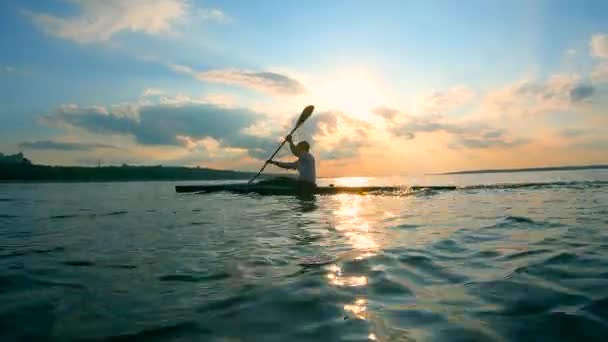 男のカヌーと夕日の湖 — ストック動画