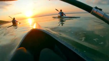 Göl boyunca kano birinci şahıs görünümü