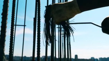 Metal saplar çerçeveiçine monte ediliyor