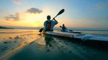 Kano yarışına iki kişi katılıyor.