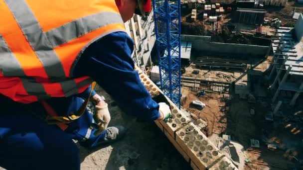 Εργάτης κατασκευών ρίχνει τσιμέντο στο τοίχωμα του κτιρίου — Αρχείο Βίντεο