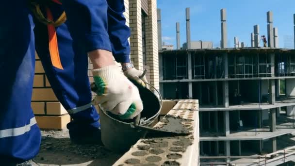 La pared del edificio se está haciendo con ladrillos y hormigón — Vídeos de Stock