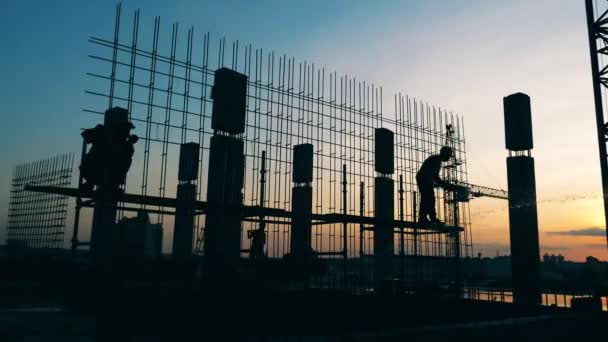 El edificio en progreso con ingenieros masculinos trabajando en él — Vídeo de stock