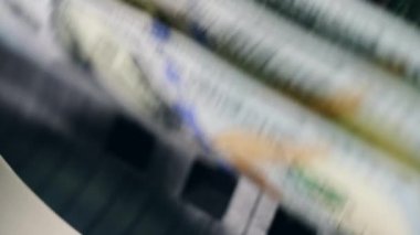 Bir bankacılık makinesinde sayan dolar sheaf, miktar kontrol.