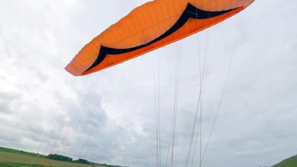 Homem pousa depois de voar com um parapente . — Vídeo de Stock