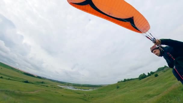 Ein Mann segelt mit einem Segelflugzeug in den Himmel. — Stockvideo