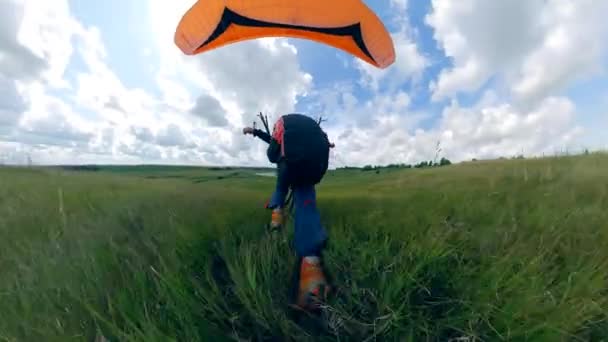 Ein Mann hebt mit einem Segelflugzeug ab. — Stockvideo