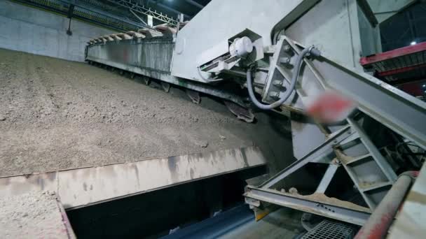 Fabrieks machine is planarizing droog cement — Stockvideo