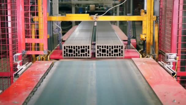 Les blocs de maçonnerie nouvellement fabriqués sont coupés en parties égales — Video