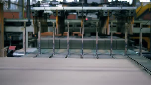 機械かみそりは、作りたてのレンガを切断しています — ストック動画