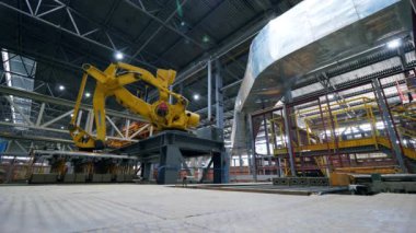 Fabrika makinesi tarafından gerçekleştirilen tuğla transfer işlemi