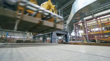 Modern fabrika endüstriyel ekipmanları tarafından mekanik olarak taşınan tuğla ların hızlı hareketi