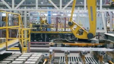 Fabrika ekipmanları modern fabrika tesisinde çalışıyor