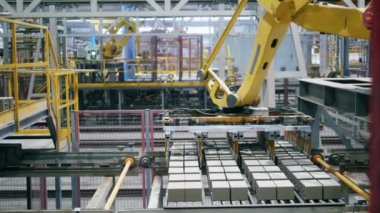 Endüstriyel makine tuğla blokları alıyor ve yerinden