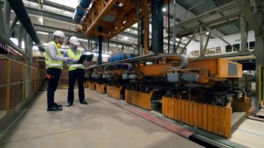 Uzmanlar tuğla yükleme işlemini kontrol ediyor