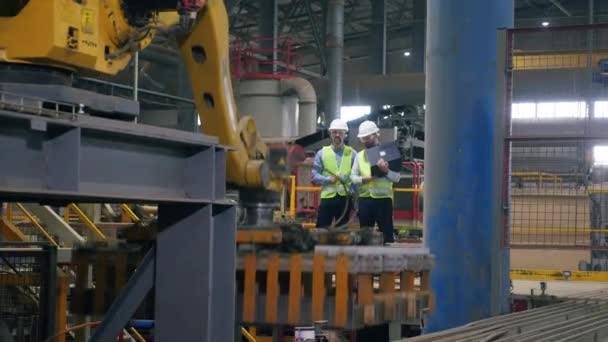 Trabalhos de braço robótico industrial moderno sob controle de engenheiros — Vídeo de Stock