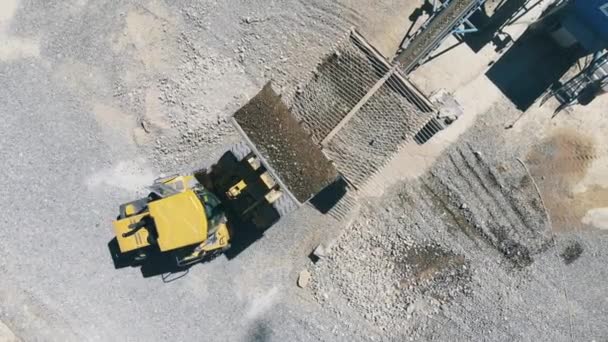 トラクターは採石場で瓦礫の粉砕機をロードします. — ストック動画