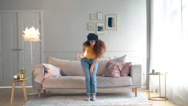 Une dame en lunettes VR se déplace dans le salon — Video