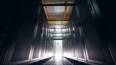 Sunucu blokları satırları. Datacenter sunucu odası konsepti.
