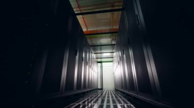 Datacenter sunucu odası konsepti. Sunucu birimleri ve bir yol ile karanlık oda