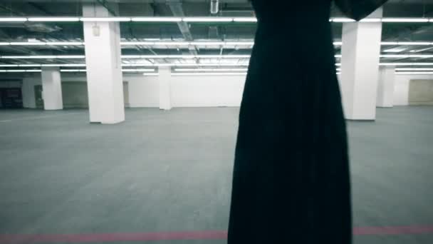 Kvinna i svart klänning spelar violin, hålla den i händerna. — Stockvideo