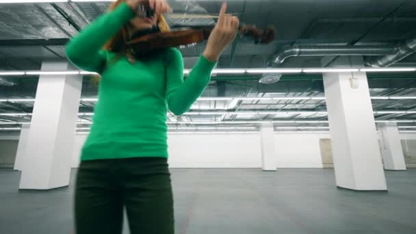 Viool speler presteert in lege kantoorruimte. — Stockvideo