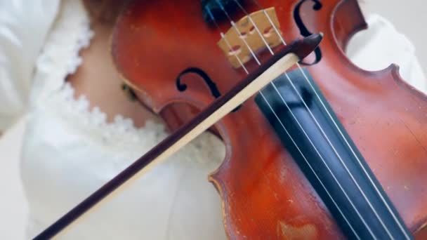 Músico feminino usa violinista enquanto se apresenta em um museu . — Vídeo de Stock