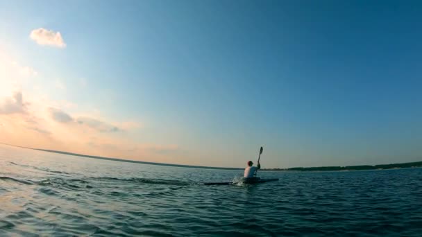 Mężczyzna paddler pływający w kierunku brzegu rzeki — Wideo stockowe