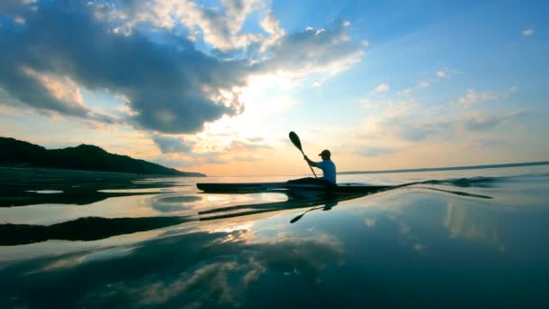 La superficie del río está siendo ondulada por el remero de vela — Vídeos de Stock