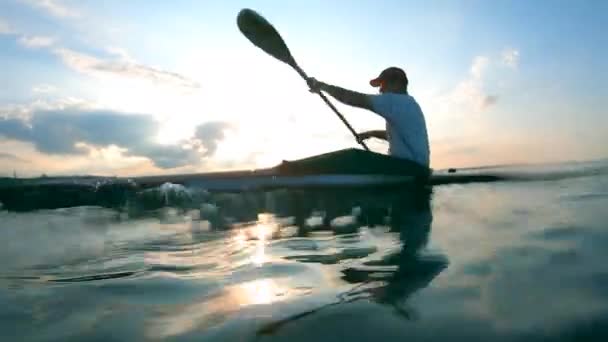 Manlig båtägare är paddling med stänk — Stockvideo