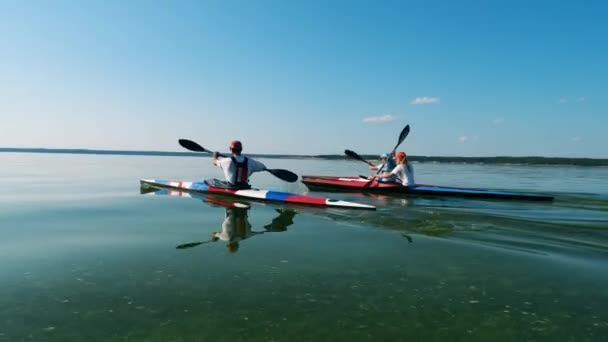 Skupina lidí pluje na kajakích podél řeky — Stock video